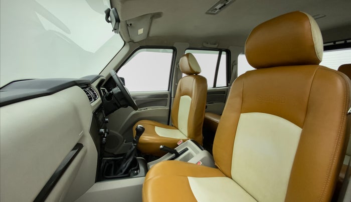 2016 Mahindra Scorpio S6 PLUS, Diesel, Manual, 47,160 km, Right Side Front Door Cabin