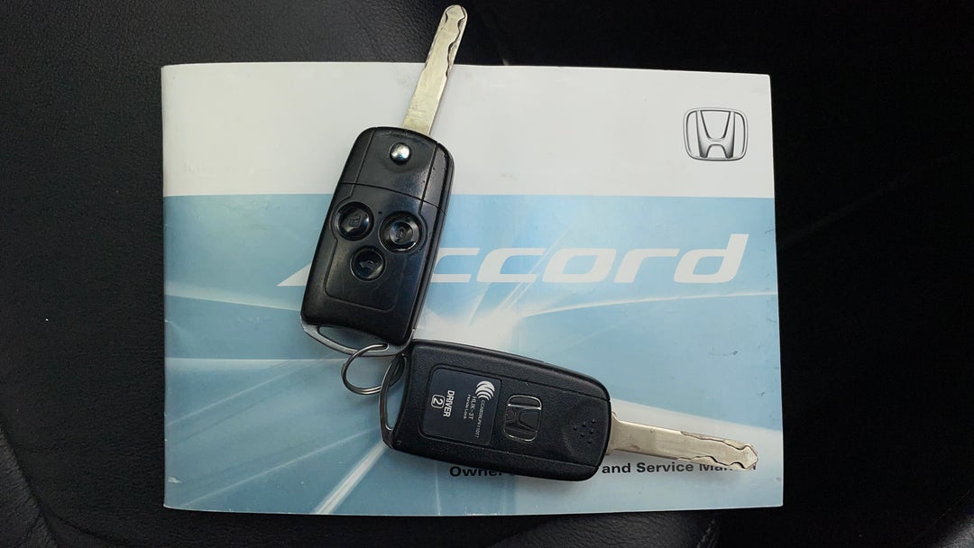 2012 Honda Accord V6 Luxury, Automatic, 127802 km, Key Close-up