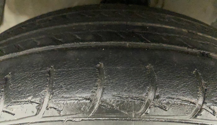 2011 Hyundai i20 MAGNA (O) 1.2, Petrol, Manual, 73,952 km, Left Front Tyre Tread
