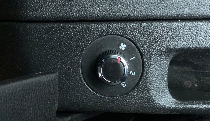 2020 Renault TRIBER 1.0 RXZ, Petrol, Manual, 15,652 km, Rear AC Temperature Control