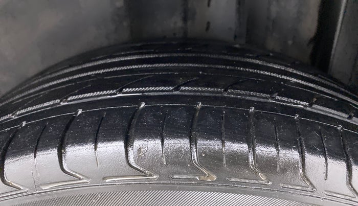 2012 Volkswagen Vento TRENDLINE 1.6, Petrol, Manual, 82,025 km, Left Rear Tyre Tread