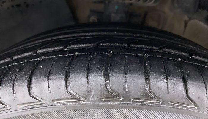 2012 Volkswagen Vento TRENDLINE 1.6, Petrol, Manual, 82,025 km, Left Front Tyre Tread