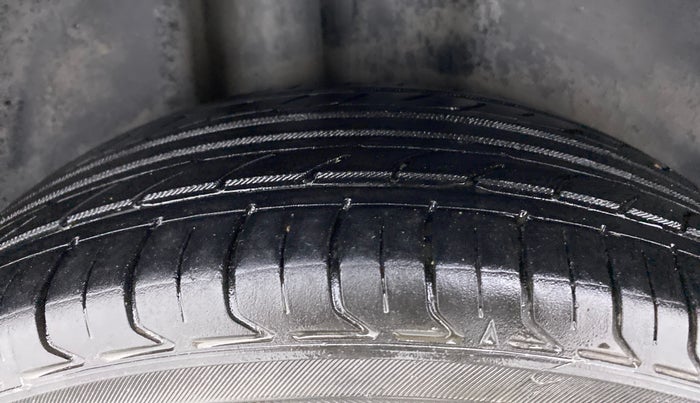 2012 Volkswagen Vento TRENDLINE 1.6, Petrol, Manual, 82,025 km, Right Rear Tyre Tread