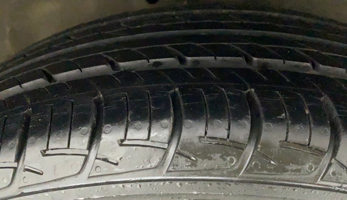 2015 Maruti Ciaz VXI, Petrol, Manual, 41,599 km, Right Front Tyre Tread