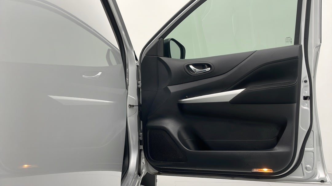 2016 Nissan Navara St (4x4), Automatic, 82420 km, Speaker View