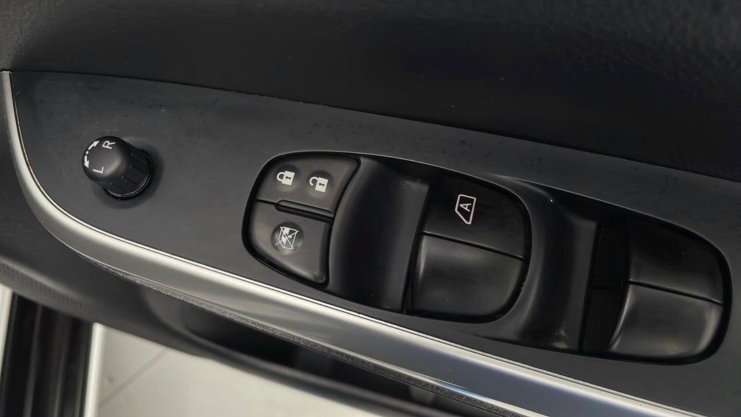 2016 Nissan Navara St (4x4), Automatic, 82420 km, Drivers Side Door Panel Controls