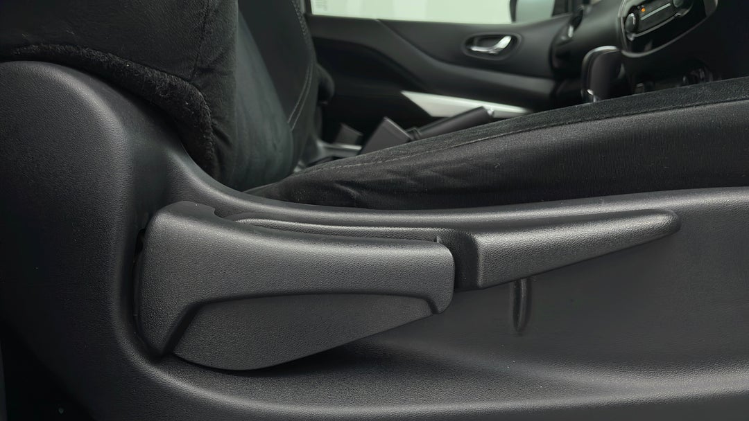 2016 Nissan Navara St (4x4), Automatic, 82420 km, Drivers Side Adjustment Panel