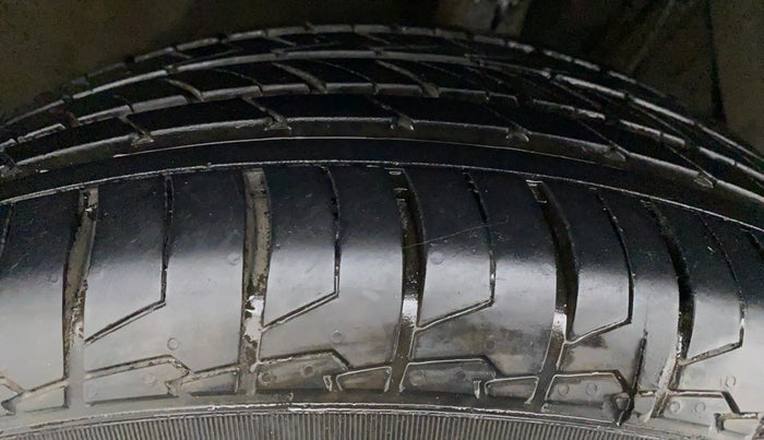 2018 Maruti Vitara Brezza ZDI PLUS DUAL TONE, Diesel, Manual, 26,668 km, Left Front Tyre Tread