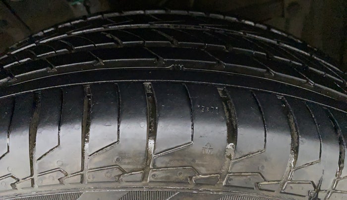2018 Maruti Vitara Brezza ZDI PLUS DUAL TONE, Diesel, Manual, 26,668 km, Left Rear Tyre Tread