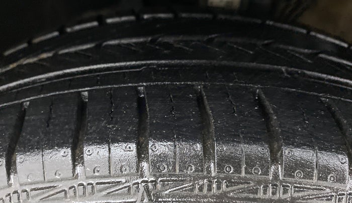 2017 Volkswagen Ameo COMFORTLINE 1.2, Petrol, Manual, 30,276 km, Left Front Tyre Tread