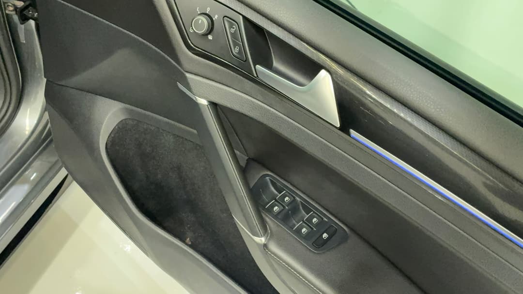 2018 Volkswagen Golf R, Automatic, 93330 km, Drivers Side Door Panel Controls