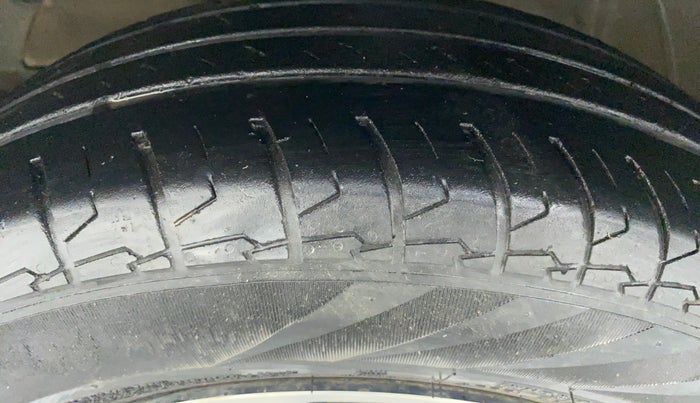 2021 Maruti Swift VXI D, Petrol, Manual, 30,097 km, Left Front Tyre Tread