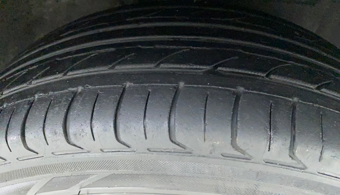 2012 Toyota Etios Liva G, Petrol, Manual, 1,21,795 km, Right Front Tyre Tread