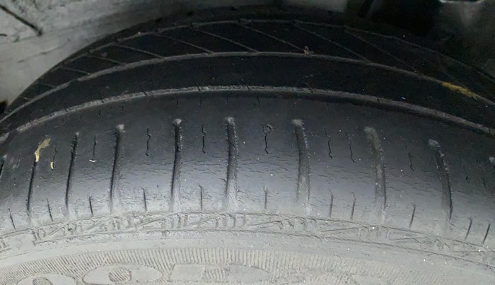2012 Toyota Etios Liva G, Petrol, Manual, 1,21,795 km, Left Rear Tyre Tread