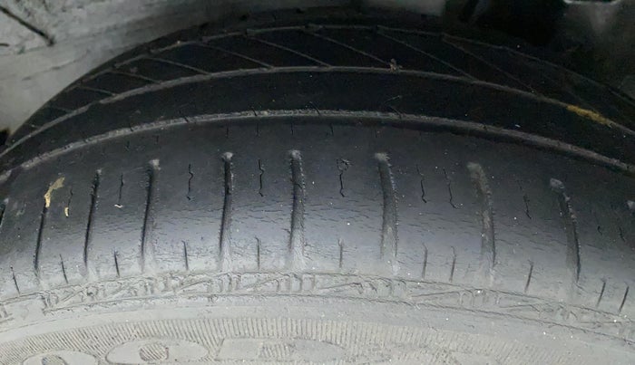 2012 Toyota Etios Liva G, Petrol, Manual, 1,21,841 km, Left Rear Tyre Tread