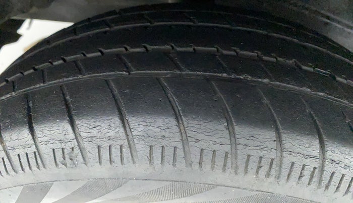 2012 Toyota Etios Liva G, Petrol, Manual, 1,21,795 km, Right Rear Tyre Tread