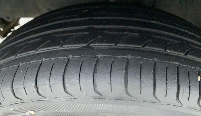 2012 Toyota Etios Liva G, Petrol, Manual, 1,21,795 km, Left Front Tyre Tread