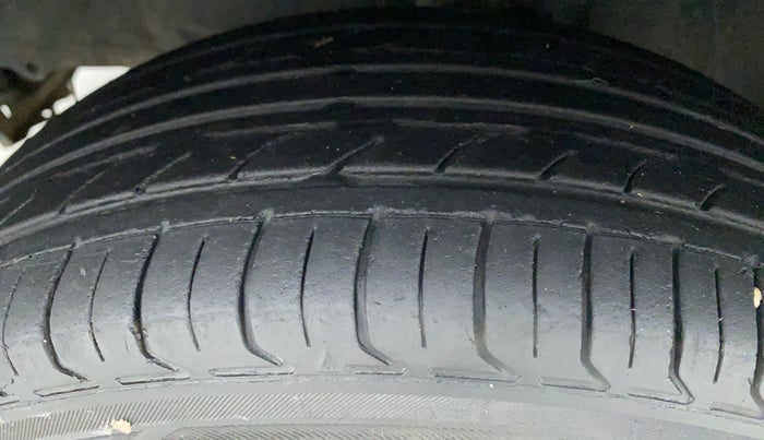2012 Toyota Etios Liva G, Petrol, Manual, 1,21,841 km, Left Front Tyre Tread