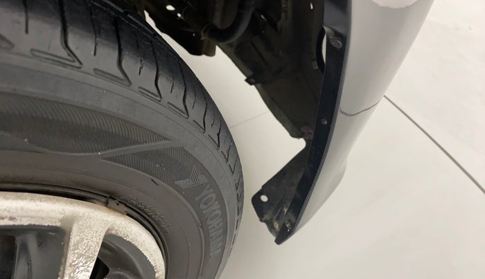 2012 Toyota Etios Liva G, Petrol, Manual, 1,21,841 km, Right fender - Lining missing