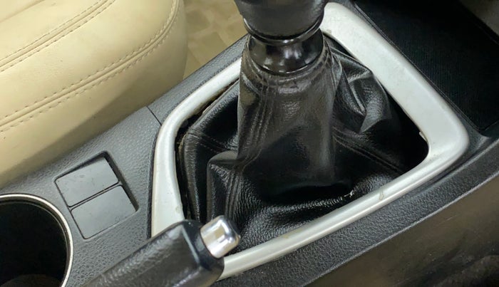 2018 Toyota Corolla Altis G DIESEL, Diesel, Manual, 52,720 km, Gear lever - Boot cover slightly torn