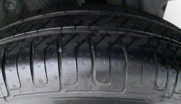 2015 Maruti Swift VXI D, Petrol, Manual, 61,737 km, Left Rear Tyre Tread