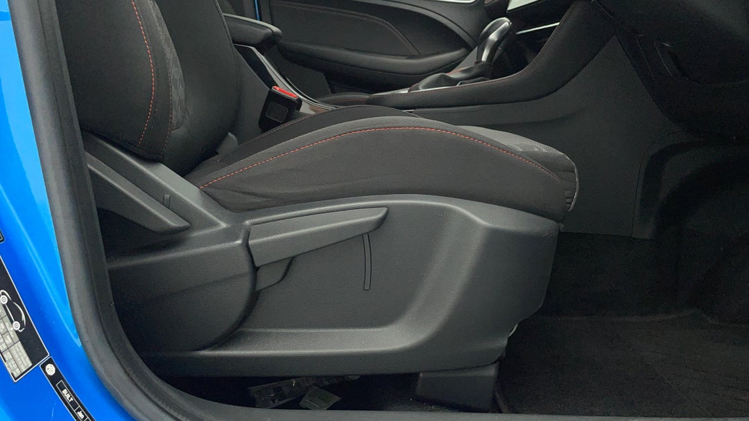 2022 MG Zst Core, Automatic, 7022 km, Drivers Side Adjustment Panel