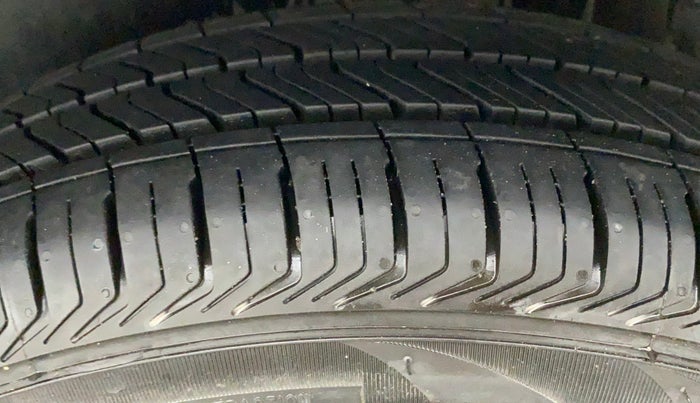 2015 Maruti Swift VXI, Petrol, Manual, 80,025 km, Left Rear Tyre Tread