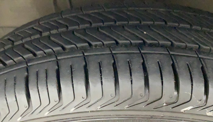 2015 Maruti Swift VXI, Petrol, Manual, 80,189 km, Left Front Tyre Tread