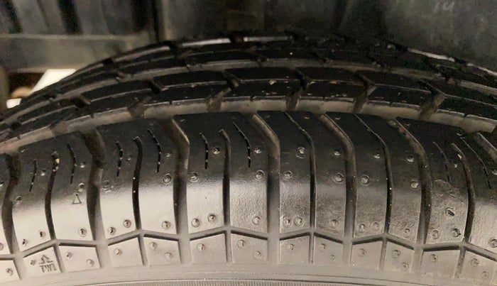 2015 Maruti Swift VXI, Petrol, Manual, 24,452 km, Right Rear Tyre Tread
