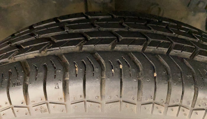 2015 Maruti Swift VXI, Petrol, Manual, 24,452 km, Right Front Tyre Tread