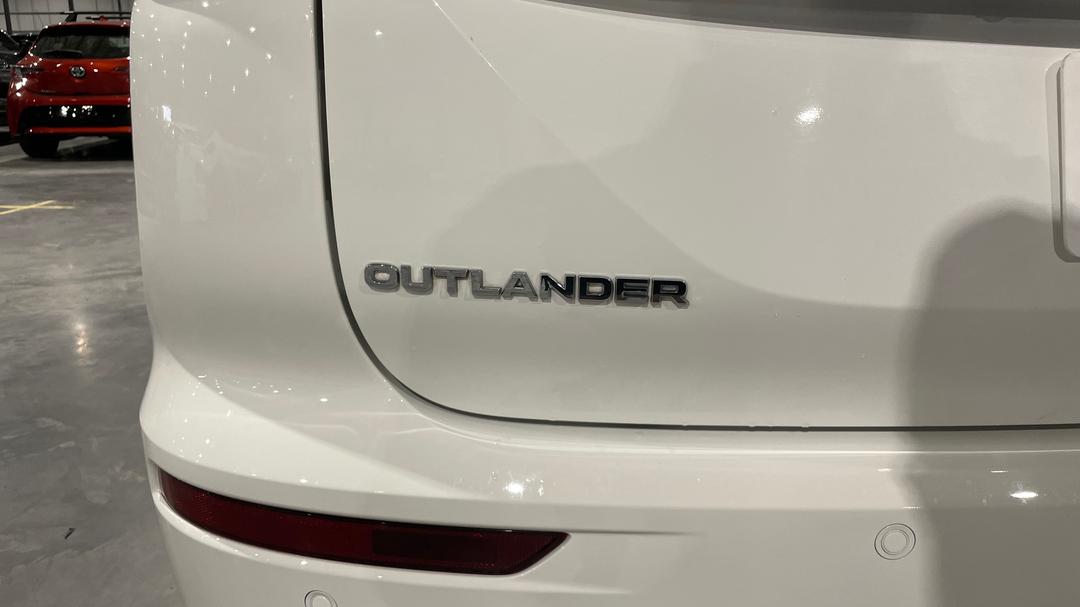 2024 Mitsubishi Outlander Es 5 Seat (2WD), Automatic, 50308 km, Badge (Boot Left Side)