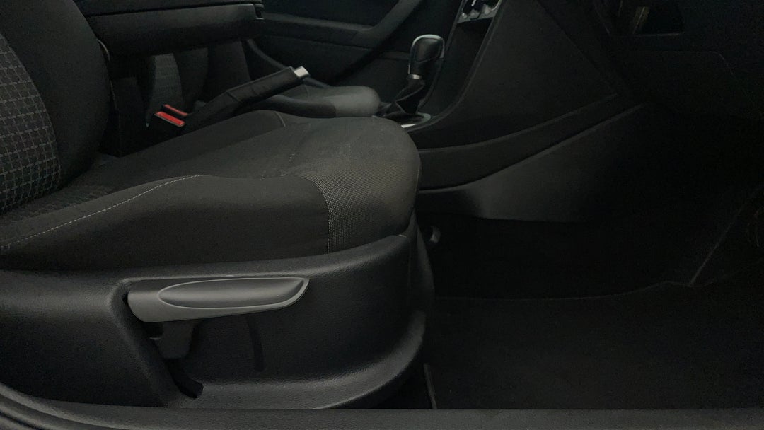 2016 Volkswagen Polo 81 Tsi Comfortline, Automatic, 75864 km, Drivers Side Adjustment Panel