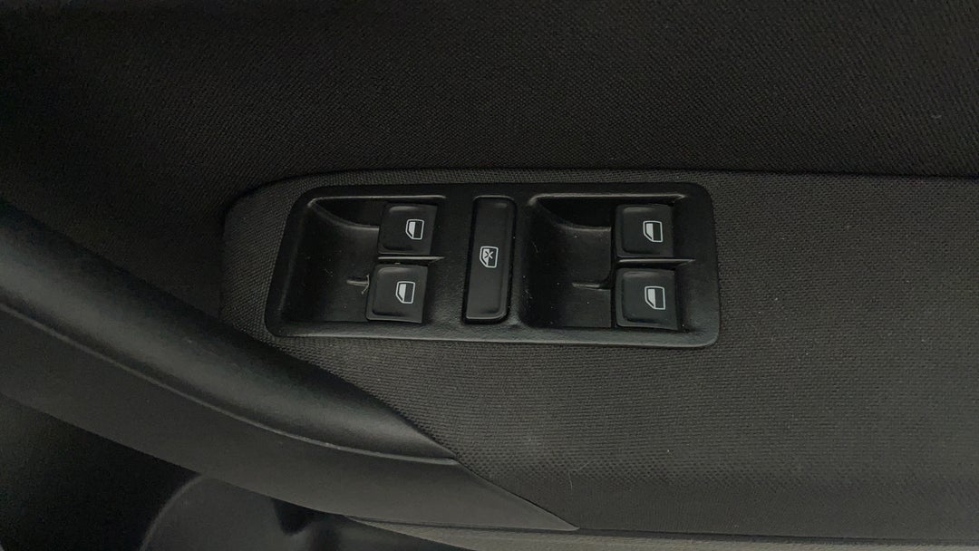 2016 Volkswagen Polo 81 Tsi Comfortline, Automatic, 75864 km, Drivers Side Door Panel Controls