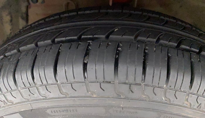 2015 Maruti Swift VXI, Petrol, Manual, 59,186 km, Left Front Tyre Tread