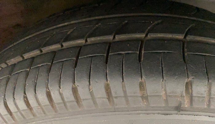 2016 Mahindra Kuv100 K4 PLUS D 6 STR, Diesel, Manual, 97,747 km, Right Front Tyre Tread