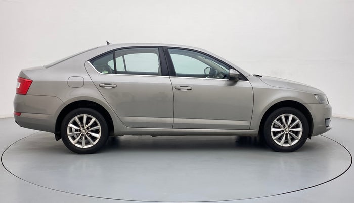 2017 Skoda Octavia 2.0 TDI CR STYLE PLUS AT, Diesel, Automatic, 1,25,204 km, Right Side View