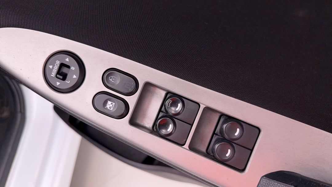 2016 Hyundai Accent Active, Automatic, 160455 km, Drivers Side Door Panel Controls