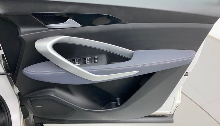 2022 MG HECTOR SHINE 1.5 PETROL TURBO MT, Petrol, Manual, 20,809 km, Driver Side Door Panels Control