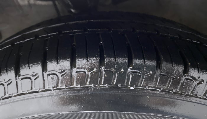 2015 Hyundai i10 SPORTZ 1.1 IRDE2, Petrol, Manual, 37,085 km, Left Front Tyre Tread
