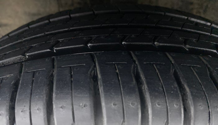 2011 Toyota Etios V, Petrol, Manual, 1,06,360 km, Left Front Tyre Tread
