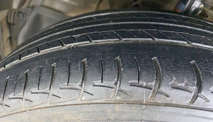 2016 Maruti Ciaz VXI PLUS, Petrol, Manual, 1,00,441 km, Left Front Tyre Tread
