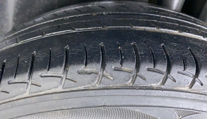 2016 Maruti Ciaz VXI PLUS, Petrol, Manual, 1,00,441 km, Left Rear Tyre Tread