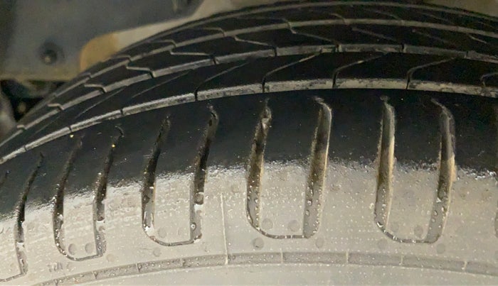 2018 Mahindra Kuv100 K2 TRIP CNG, CNG, Manual, 89,617 km, Left Front Tyre Tread