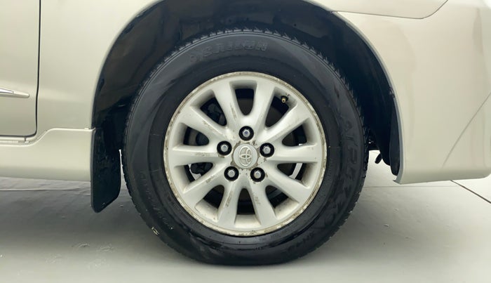 2013 Toyota Innova 2.5 VX 8 STR BS IV, Diesel, Manual, 2,81,647 km, Right Front Tyre
