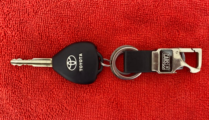 2013 Toyota Innova 2.5 VX 8 STR BS IV, Diesel, Manual, 2,81,647 km, Key Close-up