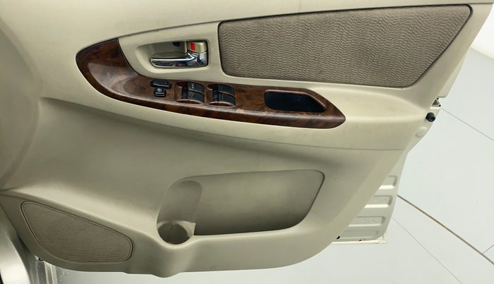 2013 Toyota Innova 2.5 VX 8 STR BS IV, Diesel, Manual, 2,81,647 km, Driver Side Door Panels Controls
