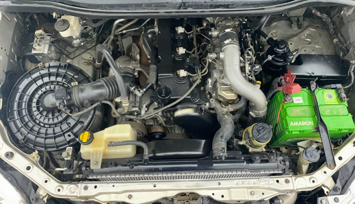2013 Toyota Innova 2.5 VX 8 STR BS IV, Diesel, Manual, 2,81,647 km, Engine Bonet View