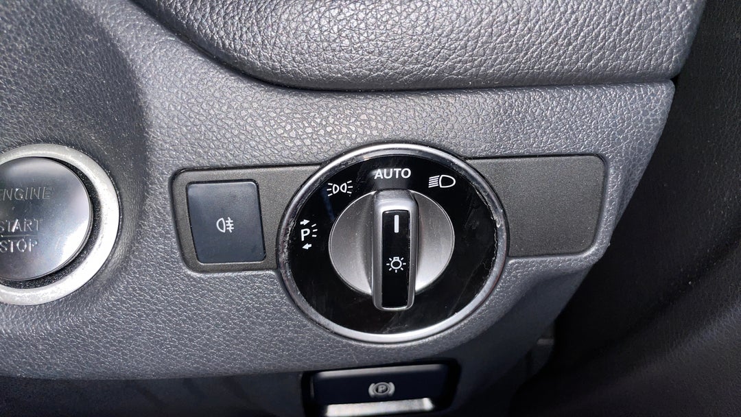 2019 Mercedes-benz GLA 180, Automatic, 64247 km, Utility Switches/Buttons