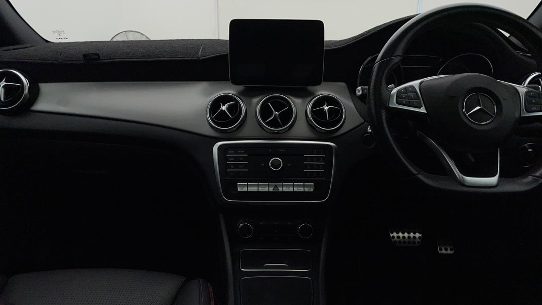 2019 Mercedes-benz GLA 180, Automatic, 64247 km, Dashboard View