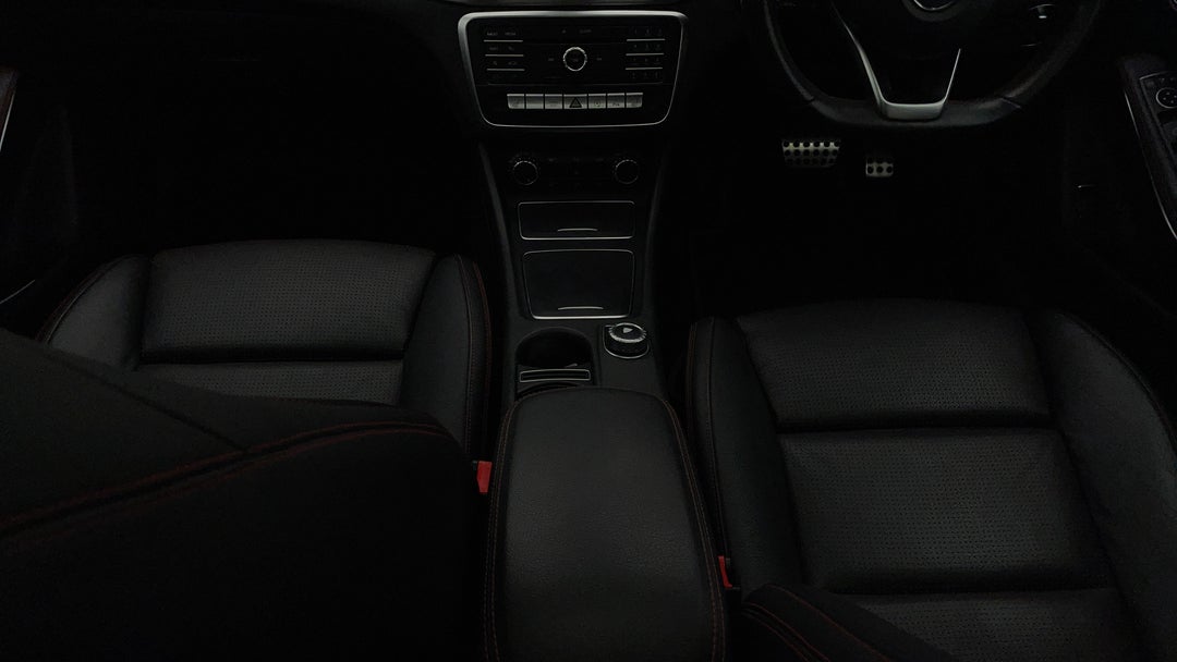 2019 Mercedes-benz GLA 180, Automatic, 64247 km, Center Console